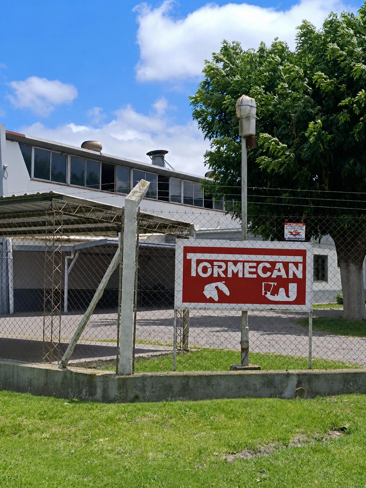 Operario en la máquina de corte CNC Walmar